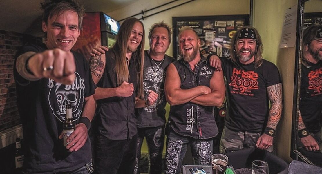 double-stage-festival-headliner-big-balls-acdc-tribute-band-open-air