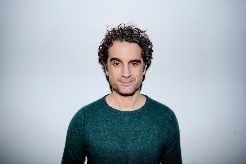 oliver-wnuk-denkt-laut-und-liest-vor-eine-autobiographisch-eingetunkte-lese-show