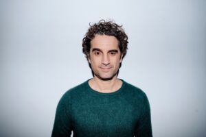 Oliver Wnuk denkt laut und liest vor - eine autobiographisch eingetunkte Lese-Show