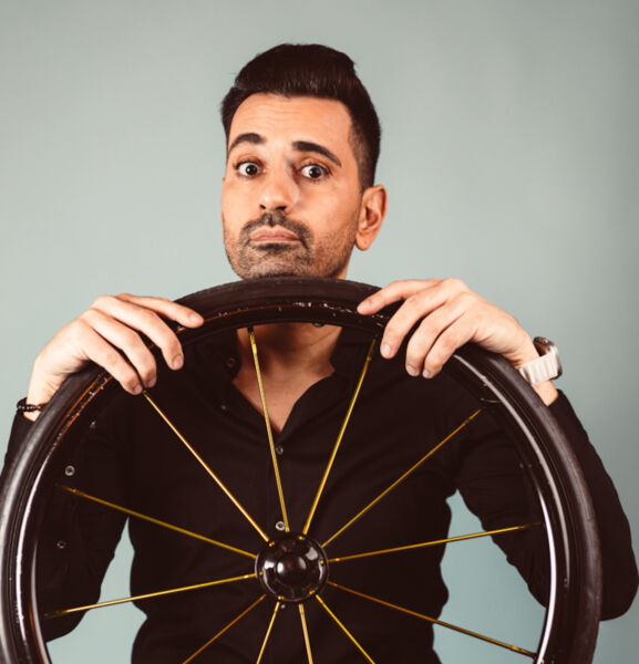 tan-caglar-der-teufel-tragt-rollstuhl