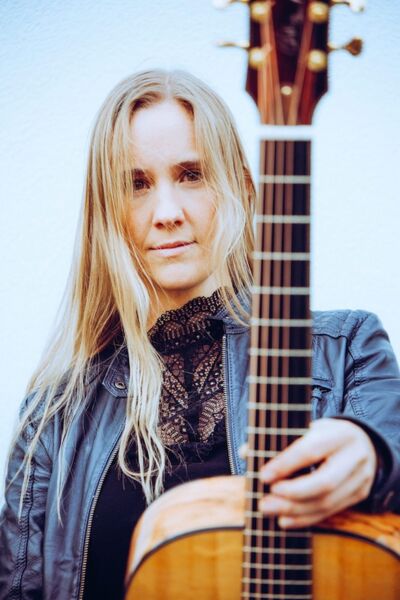 julie-malia-im-folkclub-prisma-ev-pforzheim-singer-songwriterin
