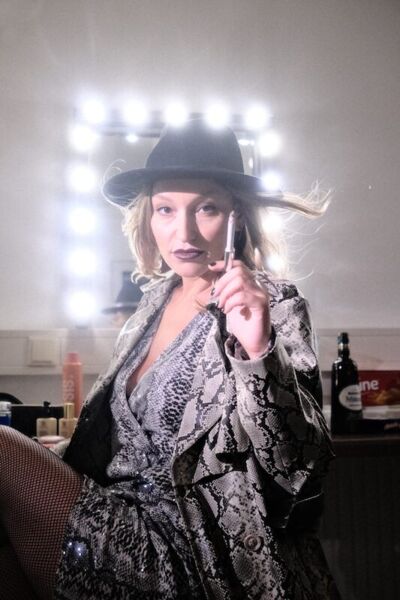 malarina-mit-trophaenraub