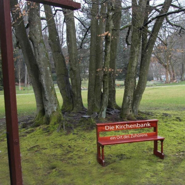 kirchenbank-ein-ort-des-zuhorens