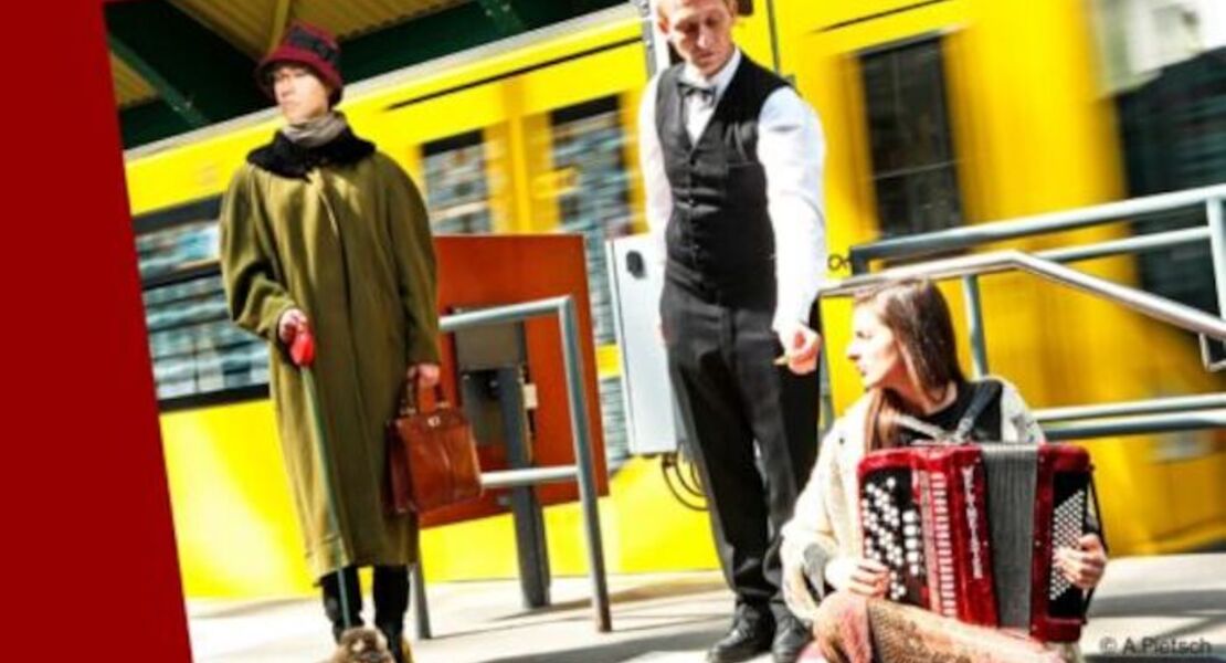 theater-im-menschentrichter-szenen-aus-der-grossstadt-gespielt-von-menschen-puppen-und-schatten