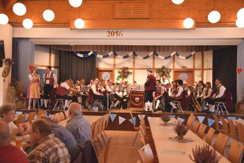 oktoberfest-des-musikvereins-dobel