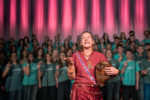 Adonia Teens-Chor: Treffpunkt Brunnen