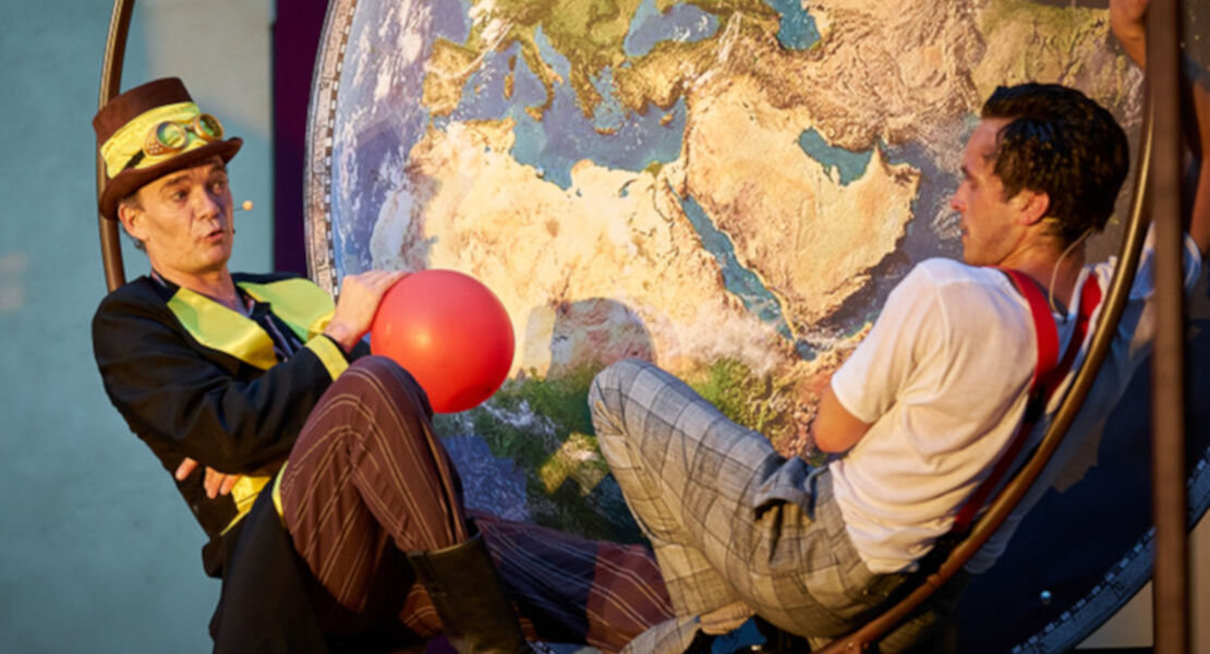 in-80-tagen-um-die-welt-schauspiel-spektakel-von-soeren-voima-nach-jules-verne