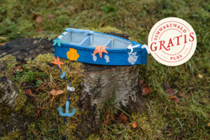 Wir bemalen ein Boot und ein Rettungsring aus Holz