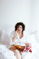 Matilde Keizer - mit Lasagne im Bett