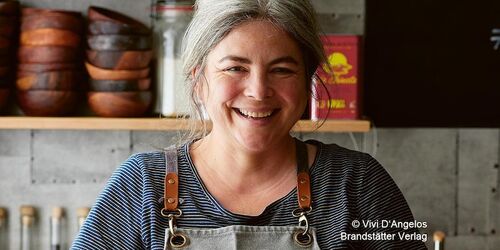 maria-gross-naturlich-maria-live-cooking-im-restaurant-mahlzeit