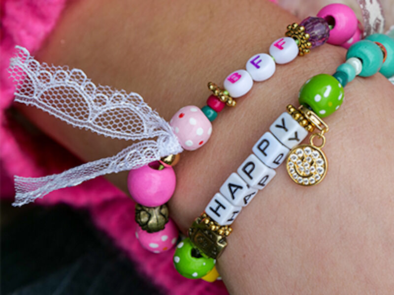 perlen-charms-und-smileys-gestalten-sie-gute-laune-armbander