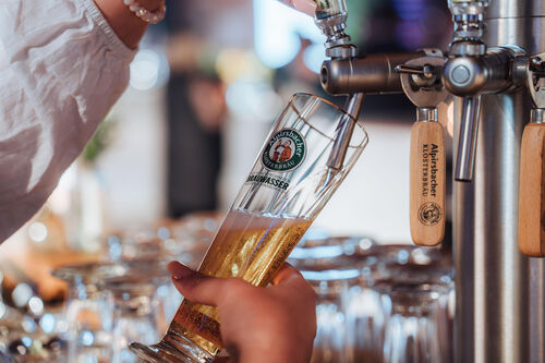 grosse-bierprobe-der-alpirsbacher-bierspezialitaten