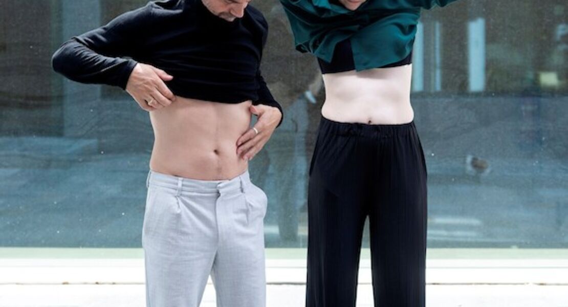 hart-auf-hart-sie-sagen-stopp-satirisches-schauspiel-zum-aushalten