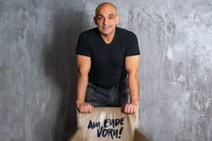 Django Asül - Am Ende vorn - Konzertbestuhulng