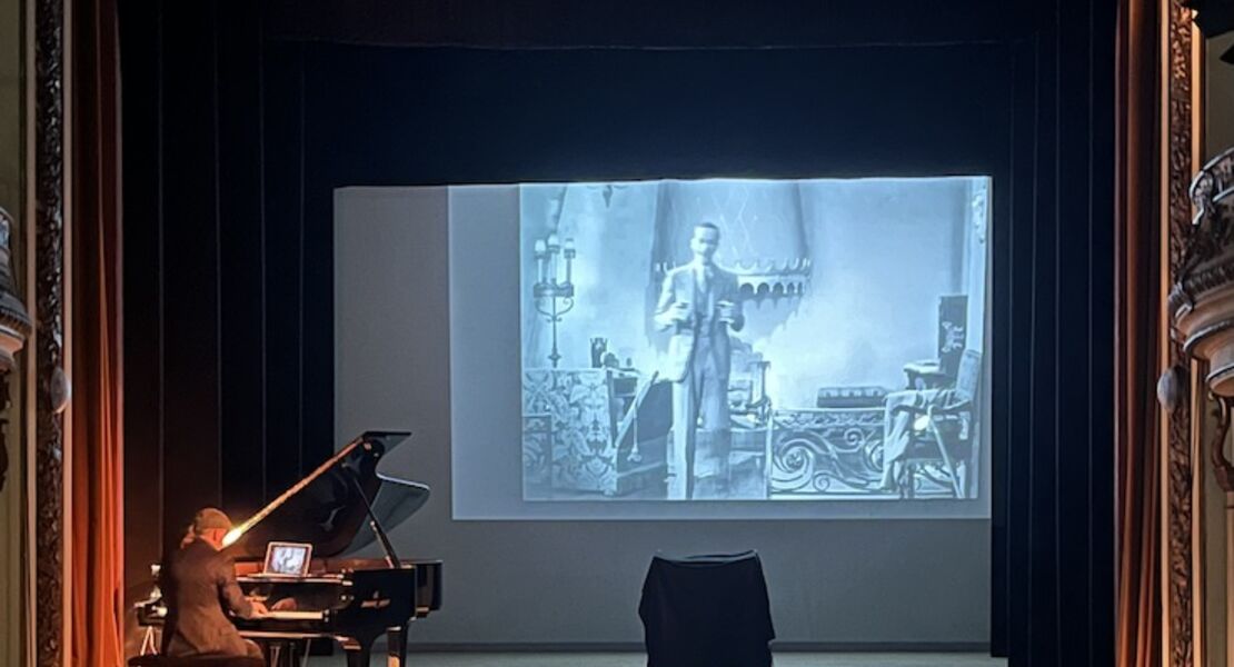 jens-schlichting-am-klavier-stummfilmkomodie-kohlhiesls-tochter-vorfikm-the-cure-von-charlie-chaplin