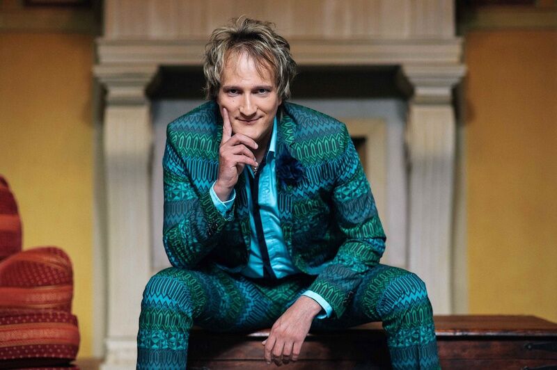 mr-rod-the-no-1-rod-stewart-show-unplugged-seated