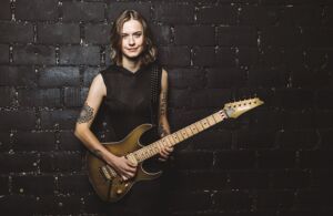 Yasi Hofer & Band - Der Shooting-Star am Gitarrenhimmel