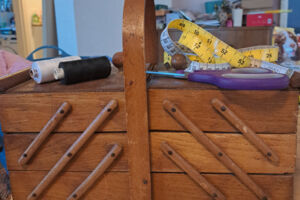 Reparatur oder neu Knoten oder fädeln von Perlketten