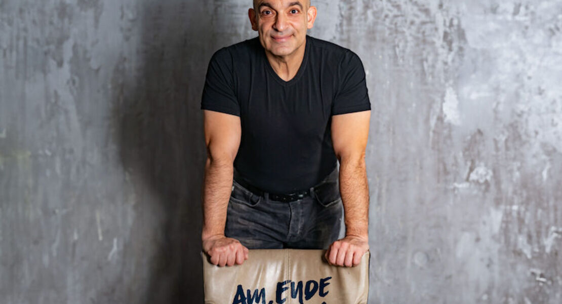 django-asul-am-ende-vorn-konzertbestuhulng