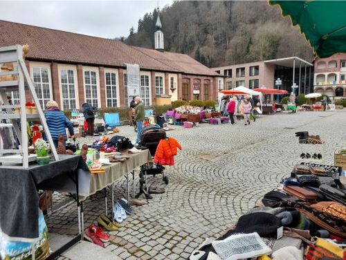 flohmarkt-auf-dem-marktplatz-in-bad-liebenzell