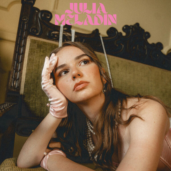 julia-meladin-perlen-um-den-hals