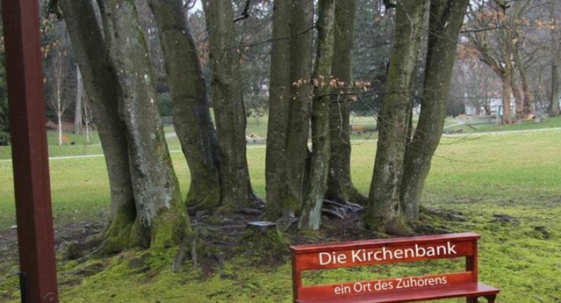 die-kirchenbank-ein-ort-des-zuhorens